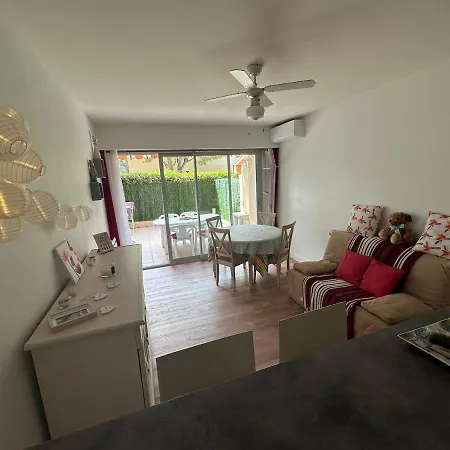 Quiet Ground-floor Apartment, With Swimming Pool 아파트