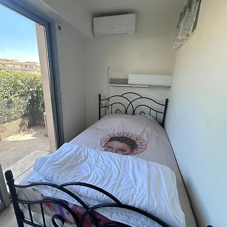 Quiet Ground-floor Apartment, With Swimming Pool 망들리유 라 나플